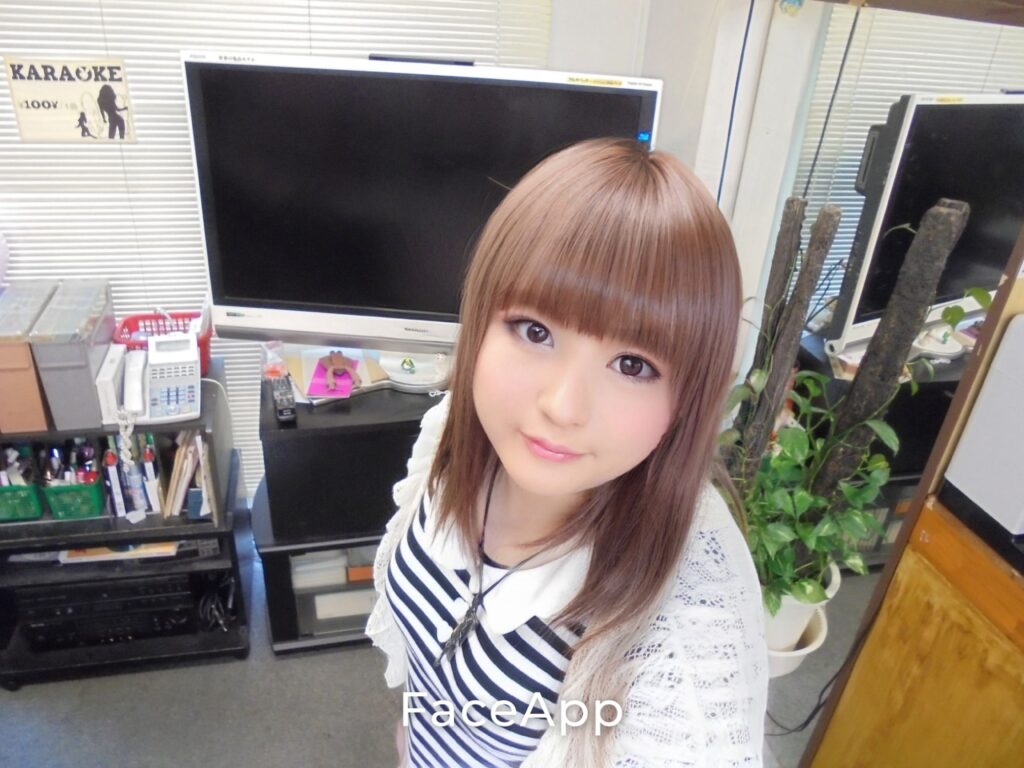 女友達の服を勝手に着た男