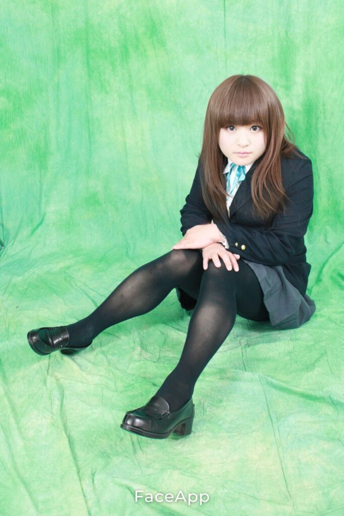 女子高生の制服を着た男子大学生