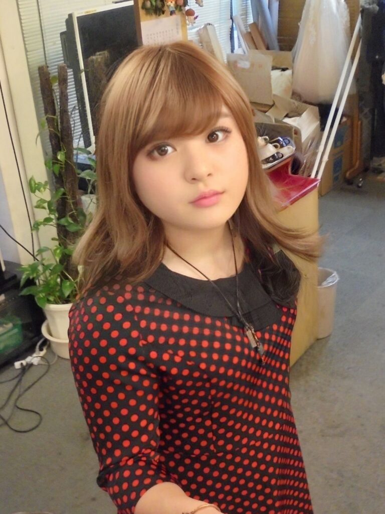 美咲の手で生まれ変わった悠人
女装小説：最悪の誕生日と、赤い罠の挿絵
著者：古都礼奈