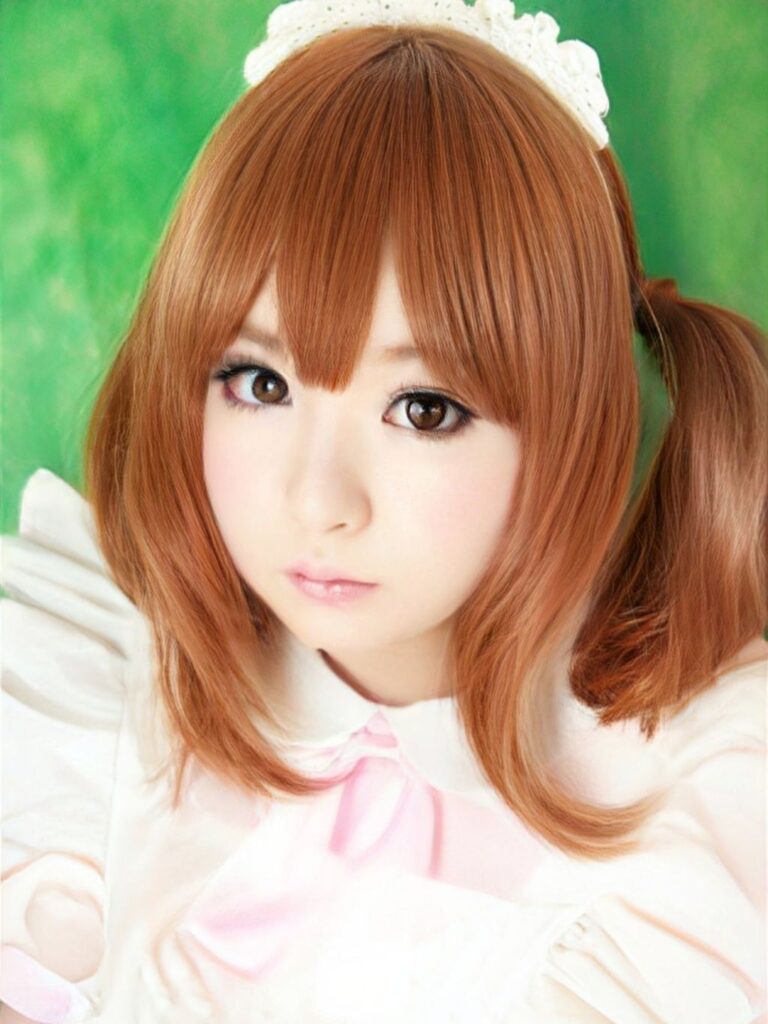 薄暗いメイド喫茶のバックルームで、手を取り合い光に包まれる若い男と年配メイドの入れ替わりの瞬間